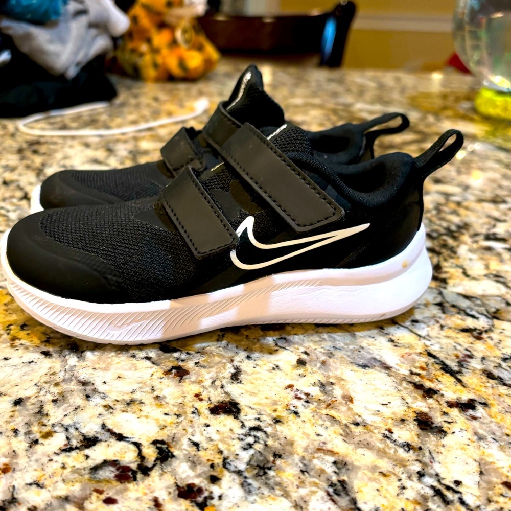 Toddler Nike shoes (BRAND NEW) 9c